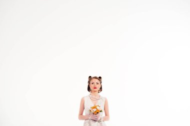 Beyaz arka plan üzerinde genç güzel gelin