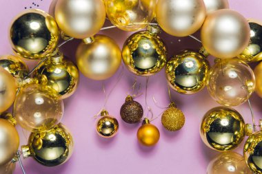 Noel süsleri, pembe arka plan Cam süsler