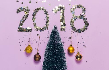 Yeni yıl 2018 yazma yıldız şeklinde ışıltılı konfeti Noel ağacı üzerinde oluşur. Yeni yıl 2018 yazma ışıltılı konfeti Noel ağacı üzerinde oluşur..