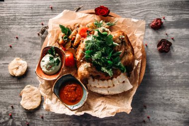 Farklı türde yiyeceklerle kaplı tahta bir masa.