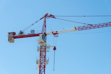 Gökyüzüne ve dağlara karşı kırmızı kule vinci