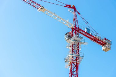 Gökyüzüne ve dağlara karşı kırmızı kule vinci