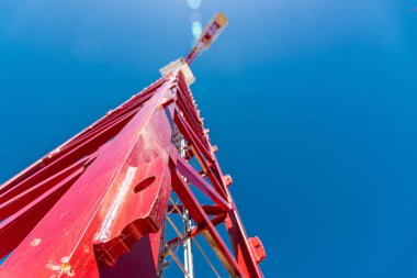 Gökyüzüne ve dağlara karşı kırmızı kule vinci