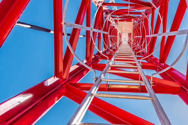 Věžový jeřáb, červený proti obloze a horám — Stock fotografie