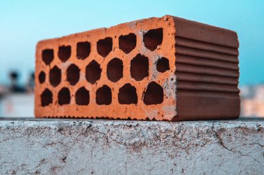 Gökyüzünde delikleri olan tuğlalar inşa ediyorum.