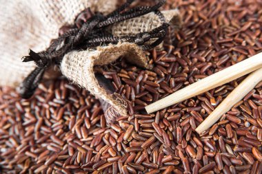 Vahşi kırmızı pirinç sopa closeup ile