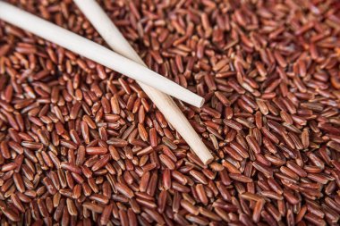 Vahşi kırmızı pirinç sopa closeup ile