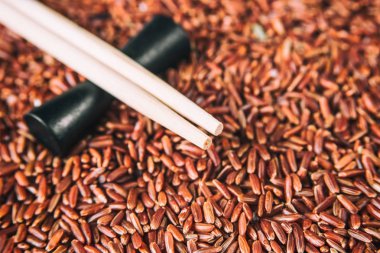 Vahşi kırmızı pirinç sopa closeup ile