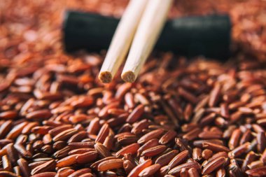 Vahşi kırmızı pirinç sopa closeup ile