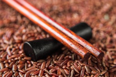 Vahşi kırmızı pirinç sopa closeup ile