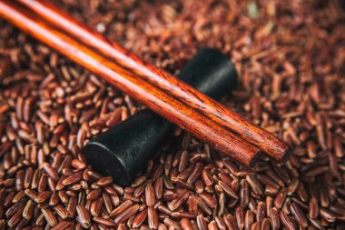 Vahşi kırmızı pirinç sopa closeup ile