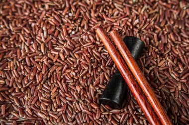 Vahşi kırmızı pirinç sopa closeup ile