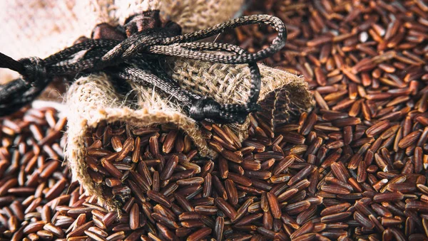 Bir çanta closeup vahşi kırmızı pirinç