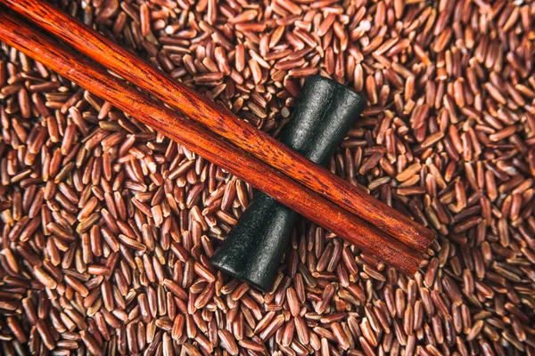 Vahşi kırmızı pirinç sopa closeup ile