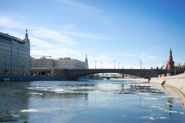 Bolshoy Moskvoretsky köprü Moskova'da Kremlin kış Manzaralı, 