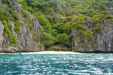 El Nido defne küçük kumlu plaj lagün manzarası, Palawan, Filipinler