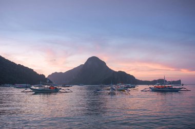 Güzel gün batımı manzarası Filipinler El Nido Körfezi