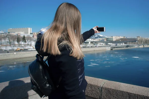 Genç kız Moskova'da telefon resmini Zaryadye park yapıyor