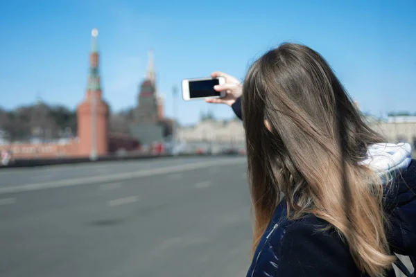 Young girl is making a phone picture of Kremlin in Moscow — Stock Photo, Image