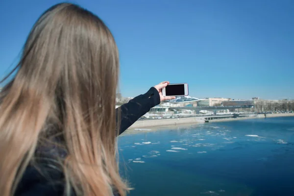 Genç kız Moskova'da telefon resmini Zaryadye park yapıyor