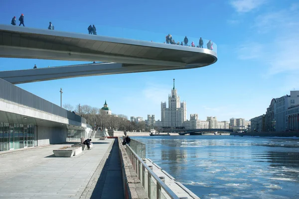 Flytande fotgängare bron Zaryadye park, framför Moskva Kreml — Stockfoto