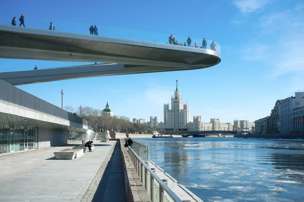 Moskova Kremlin önünde yaya köprüsü Zaryadye park yüzen