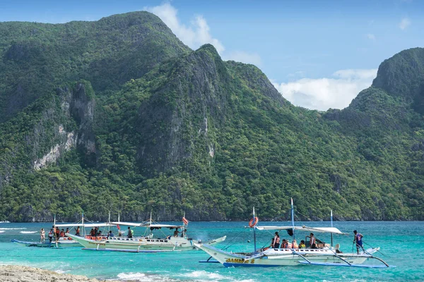 El Nido, Filipinler - 7 Kasım 2017: Bangka tekne turu