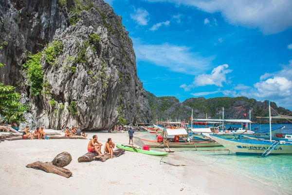 El Nido, Filipinler - 7 Kasım 2017: Bangka tekne turu