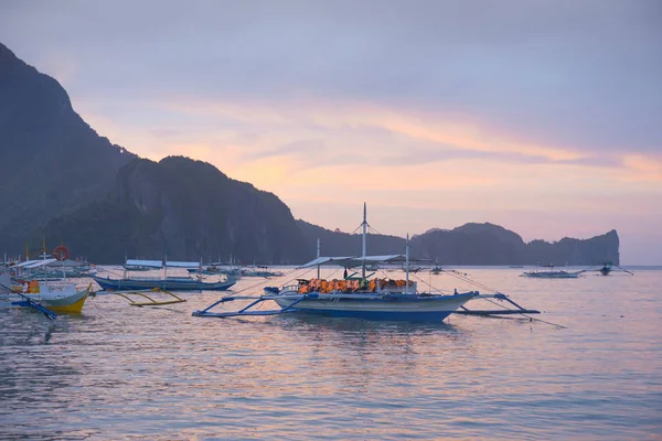 Güzel gün batımı manzarası Filipinler El Nido Körfezi