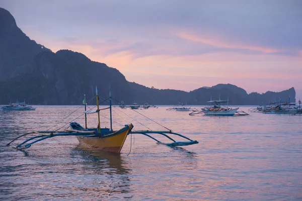 Güzel gün batımı manzarası Filipinler El Nido Körfezi