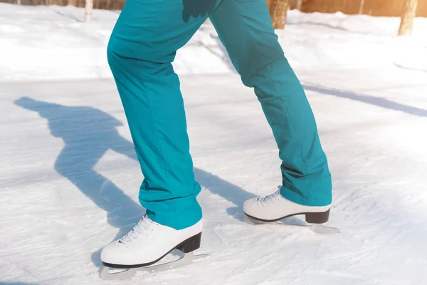 Łyżwy figurowe kobiet na lodzie — Zdjęcie stockowe