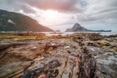 El Nido güzel Cadlao Island günbatımı görünümünde Palawan Adası