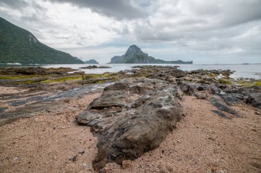 El Nido güzel Cadlao Island günbatımı görünümünde Palawan Adası