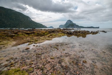El Nido güzel Cadlao Island günbatımı görünümünde Palawan Adası