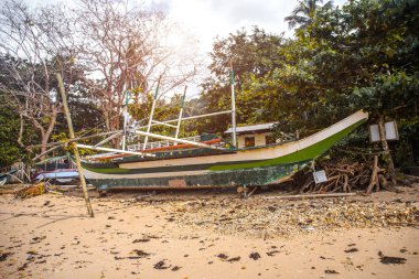 Bangka tekne sahilde, Filipinler duruyor
