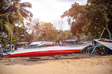 Bangka tekne sahilde, Filipinler duruyor