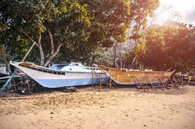 Bangka tekne sahilde, Filipinler duruyor