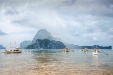 El Nido güzel Cadlao Island günbatımı görünümünde Palawan Adası