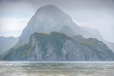 El Nido güzel Cadlao Island günbatımı görünümünde Palawan Adası