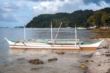 Güzel gün batımı Bangka tekne manzaraya El Nido Körfezi