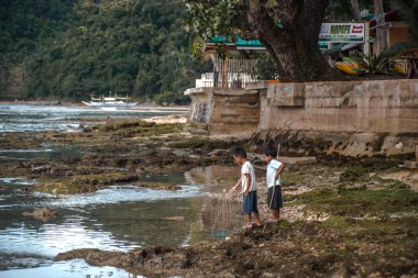 El Nido, Filipinler - 11 Kasım 2017: İki çocuğu oynuyorsun