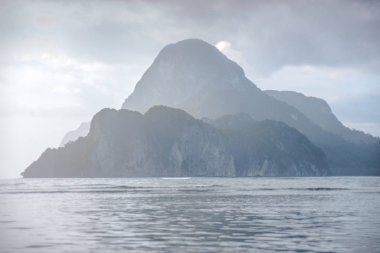 El Nido güzel Cadlao Island günbatımı görünümünde Palawan Adası