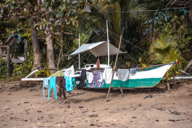 Giysi kurur Bangka tekne sahilde, Filipinler
