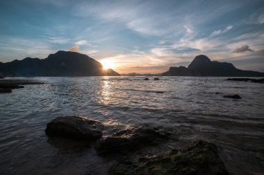 El Nido güzel Cadlao Island günbatımı görünümünde Palawan Adası
