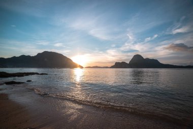 El Nido güzel Cadlao Island günbatımı görünümünde Palawan Adası