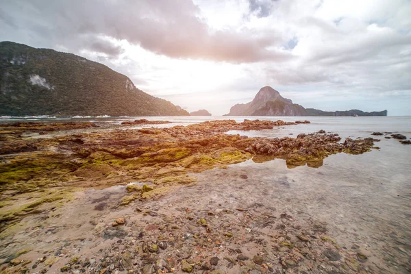 El Nido güzel Cadlao Island günbatımı görünümünde Palawan Adası
