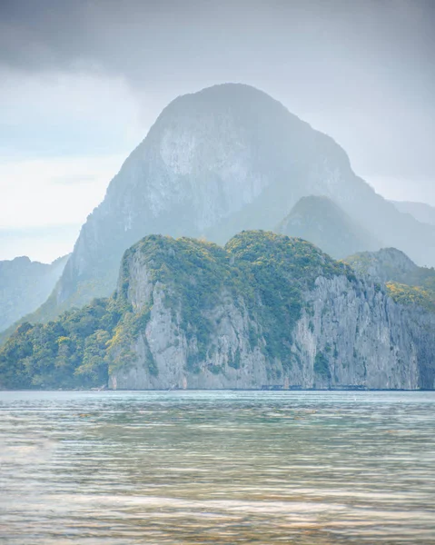El Nido güzel Cadlao Island günbatımı görünümünde Palawan Adası