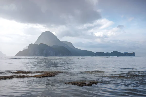 El Nido güzel Cadlao Island günbatımı görünümünde Palawan Adası