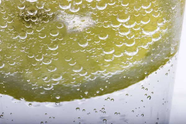 Слизь лимона в пузырьках минеральной воды — стоковое фото