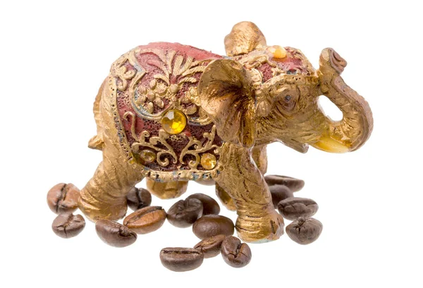 Статуя Золотого слона с кофейными бобами Стоковое Изображение